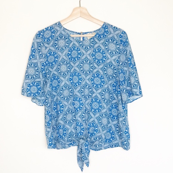 Evereve Tops - Evereve Allison Joy Blue Print Top W/waist Knot